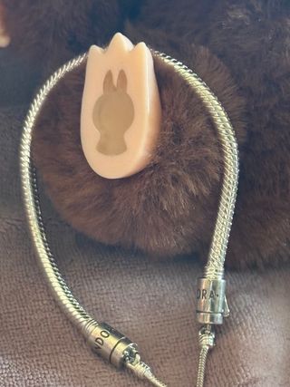 Pulsera Pandora con muñeco labubu