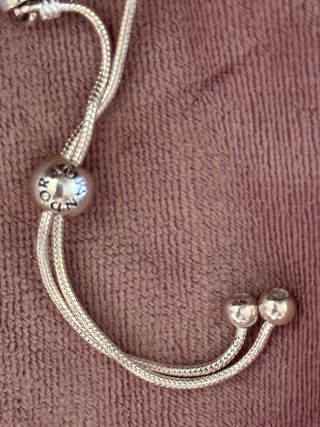 Pulsera Pandora con muñeco labubu