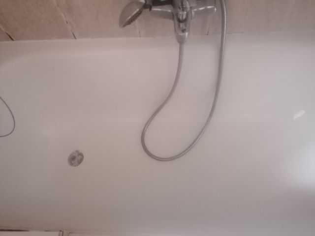 Bañera con grifo y ducha bidet inodoro muebles yl