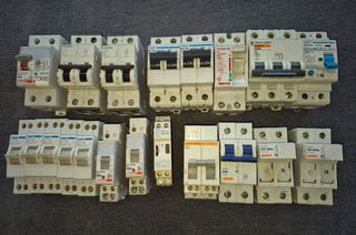 Interruttori elettrici usati e alcuni nuovi.