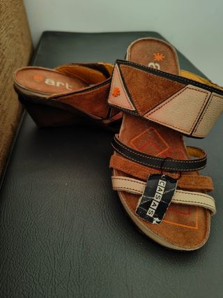 Sandalias cuña ART - Marrón beige