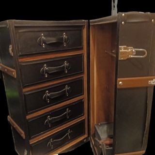 Baúl antiguo de cuero sintético