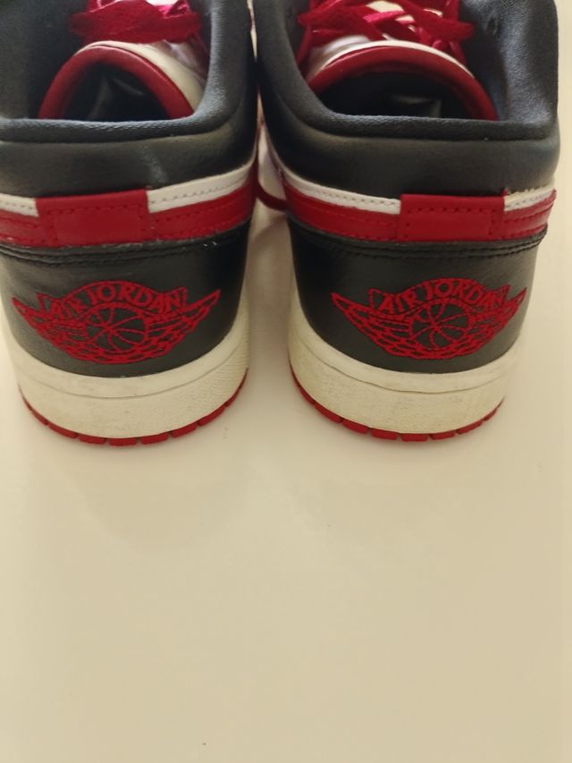 Air Jordan rojas y blancas y negras 36,5