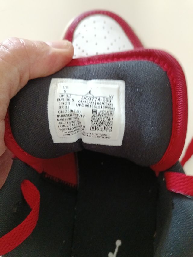 Air Jordan rojas y blancas y negras 36,5