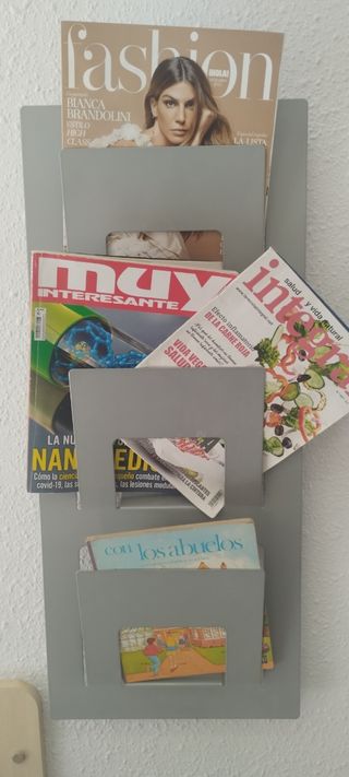 Revistero metálico gris