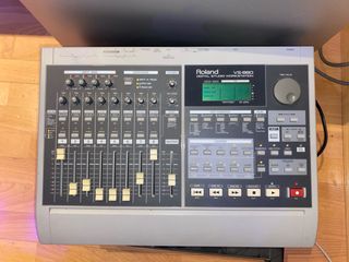 Roland VS-880 Digital Studio Workstation