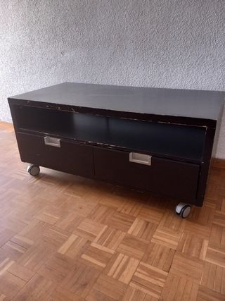 Mesa TV Ikea negra con ruedas