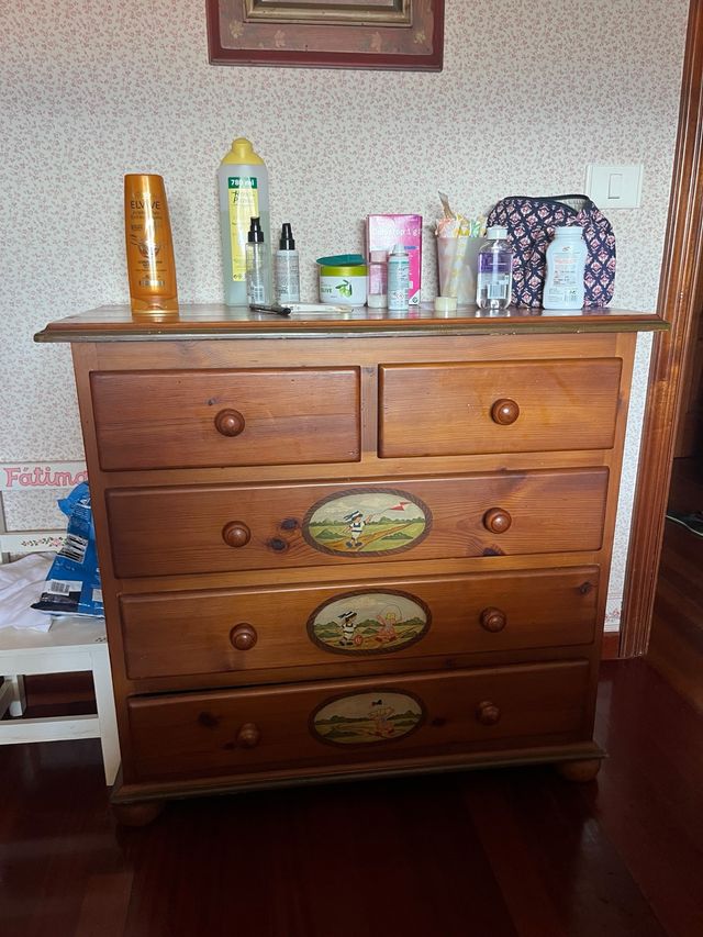 Cómoda, escritorio, cabecero, cama y mesa de noche