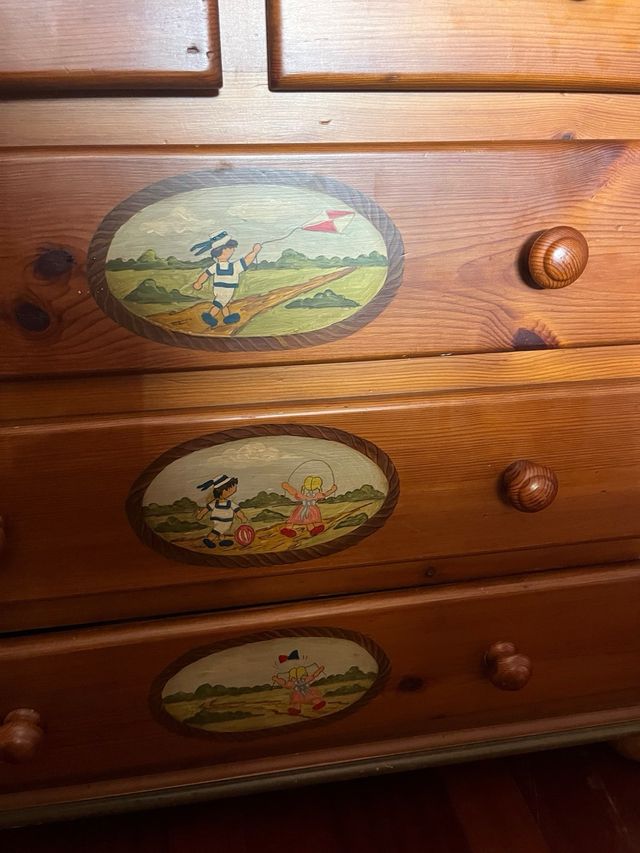 Cómoda, escritorio, cabecero, cama y mesa de noche