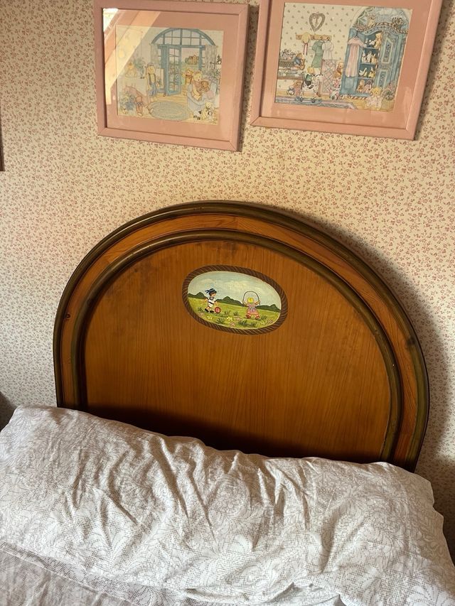 Cómoda, escritorio, cabecero, cama y mesa de noche