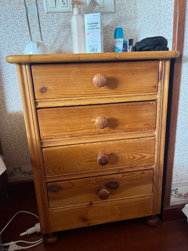 Cómoda, escritorio, cabecero, cama y mesa de noche