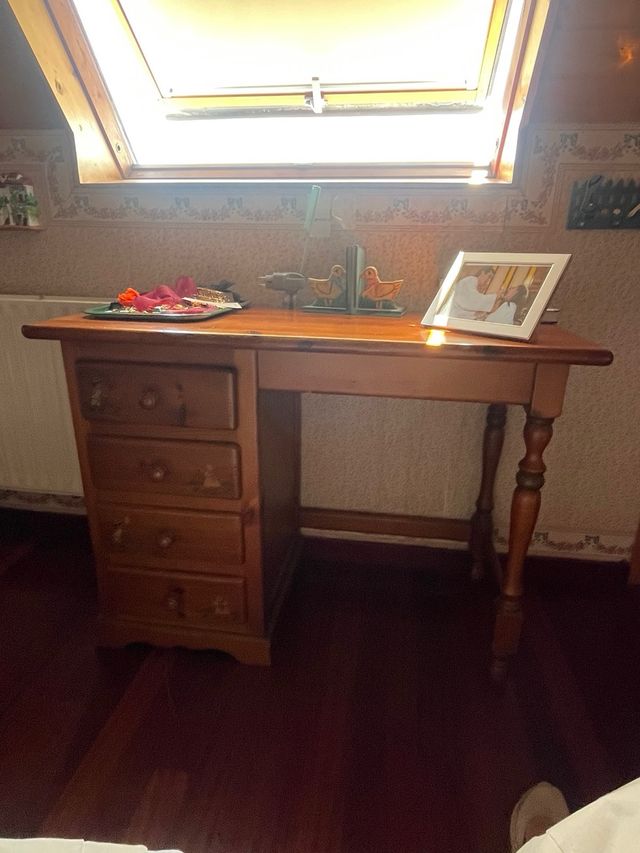 Cómoda, escritorio, cabecero, cama y mesa de noche