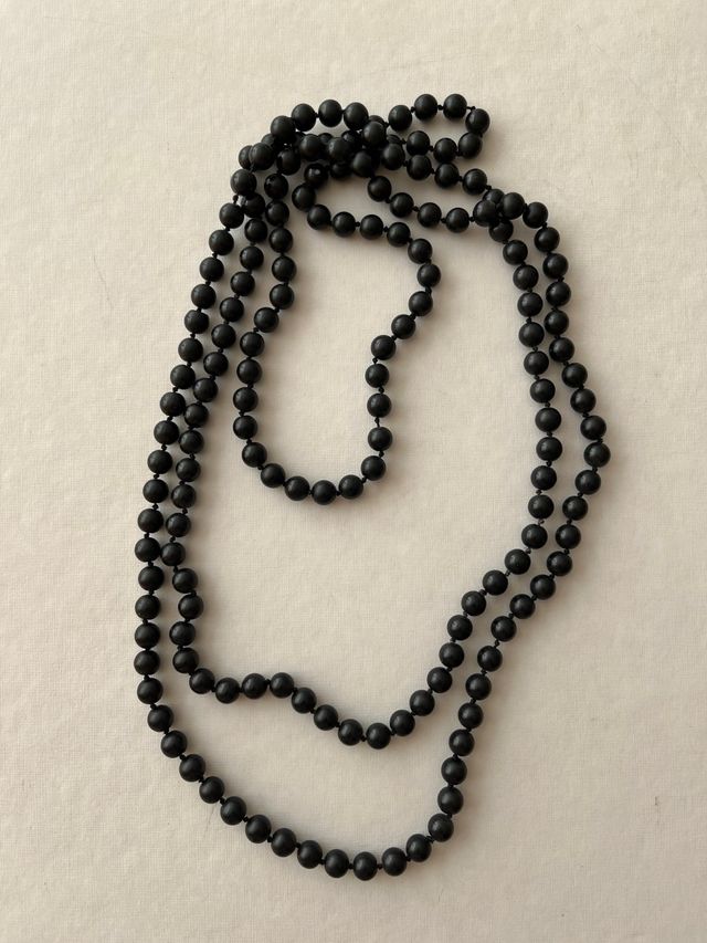 Collar cuentas negras largo