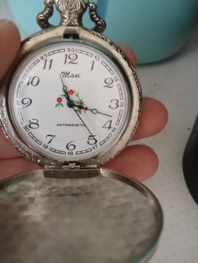 dos relojes de bolsillo