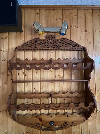 Botellero de madera marrón