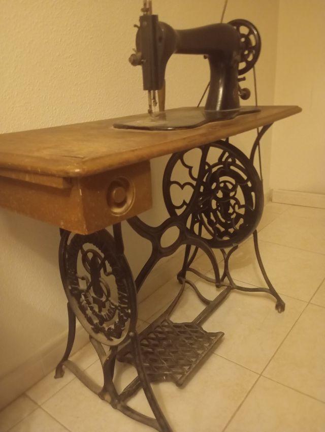 Máquina coser antigua modelo violín  De hace 200 a