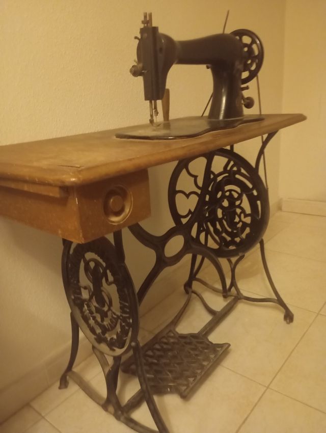Máquina coser antigua modelo violín  De hace 200 a
