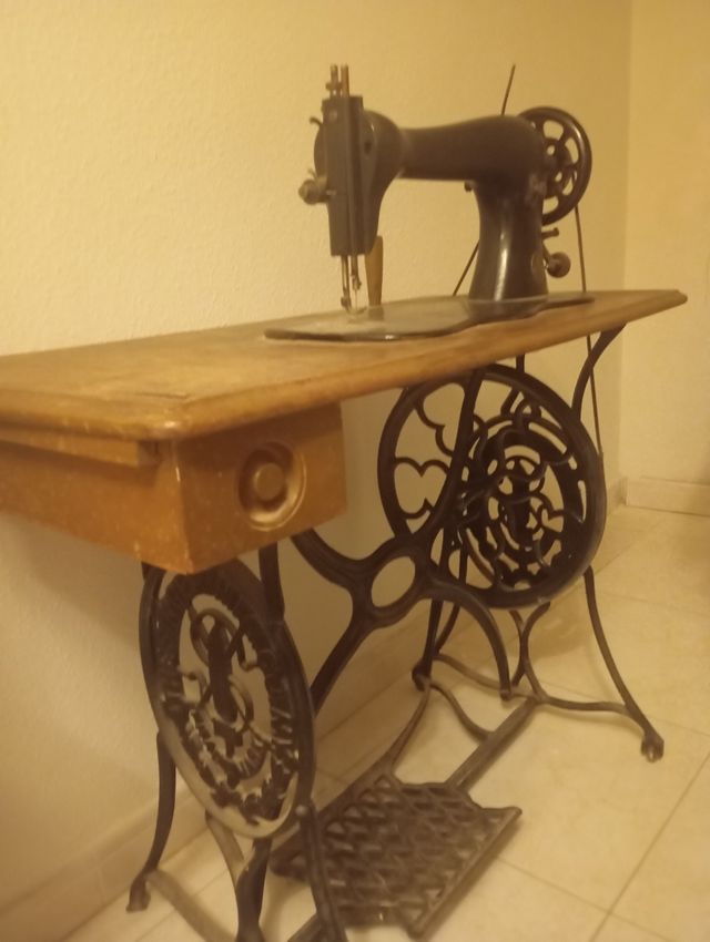Máquina coser antigua modelo violín  De hace 200 a