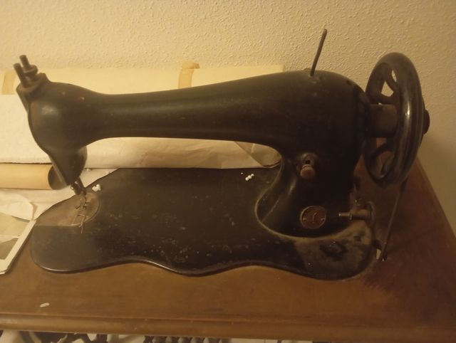 Máquina coser antigua modelo violín  De hace 200 a
