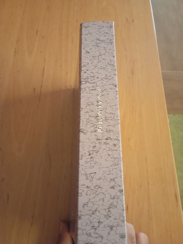 "Psiquiatría y mujer" es un libro editado por J. E