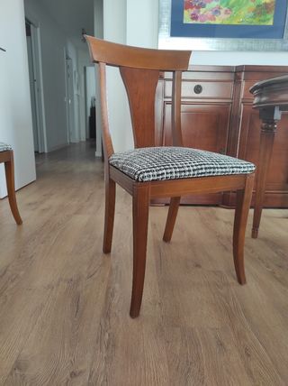 Aparador, mesa extensible y  4 sillas
