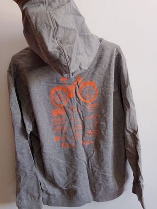 Sudadera gris con capucha