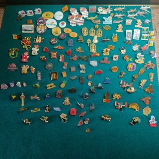 150 Pines y Chapas Variadas, regalo cofre.