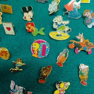 150 Pines y Chapas Variadas, regalo cofre.