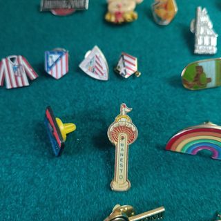 150 Pines y Chapas Variadas, regalo cofre.