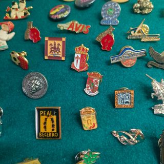 150 Pines y Chapas Variadas, regalo cofre.