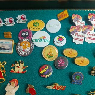 150 Pines y Chapas Variadas, regalo cofre.