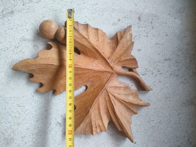 Foglia legno intagliata a mano