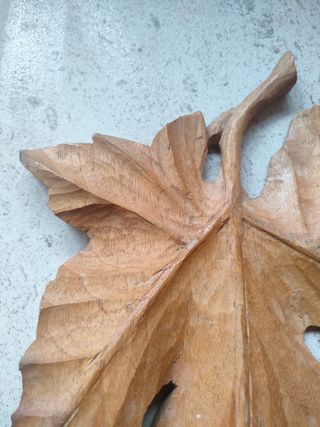 Foglia legno intagliata a mano