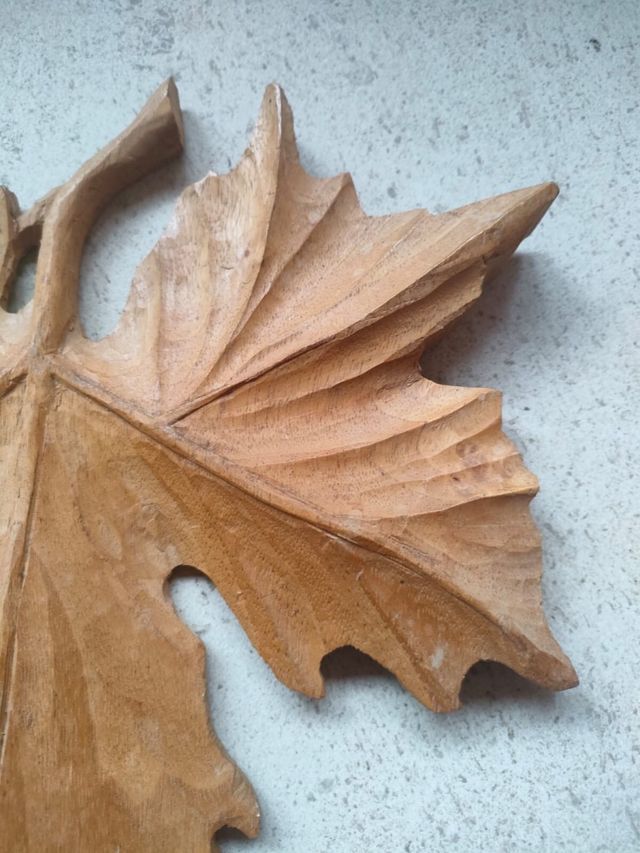 Foglia legno intagliata a mano