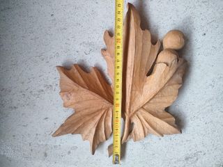 Foglia legno intagliata a mano