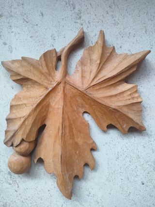 Foglia legno intagliata a mano