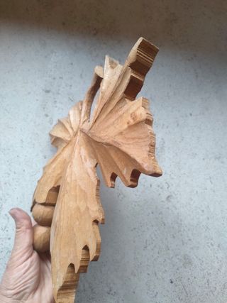 Foglia legno intagliata a mano