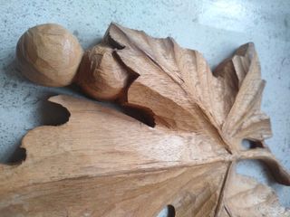 Foglia legno intagliata a mano