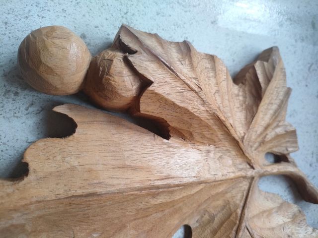 Foglia legno intagliata a mano