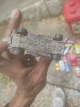Molte auto e motociclette d'epoca
