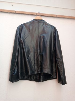 Chaqueta piel negra hecha en México.