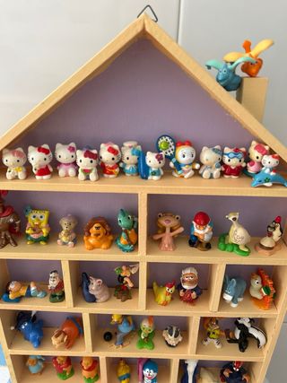 Casita expositora madera con figuritas