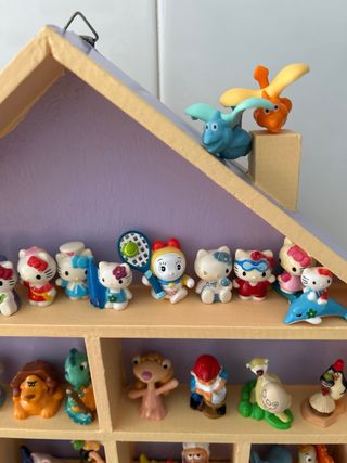 Casita expositora madera con figuritas