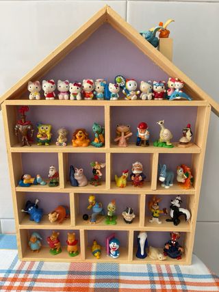 Casita expositora madera con figuritas