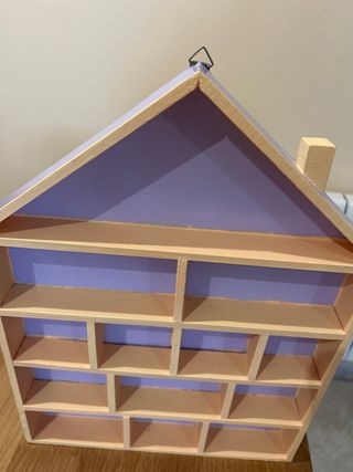 Casita expositora madera con figuritas