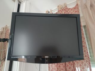 Televisor OKI con soporte pared