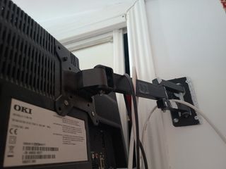 Televisor OKI con soporte pared