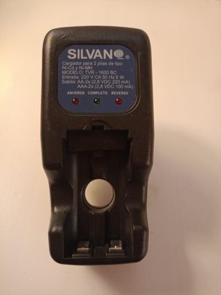 Cargador pilas SILVAN AA/AAA.