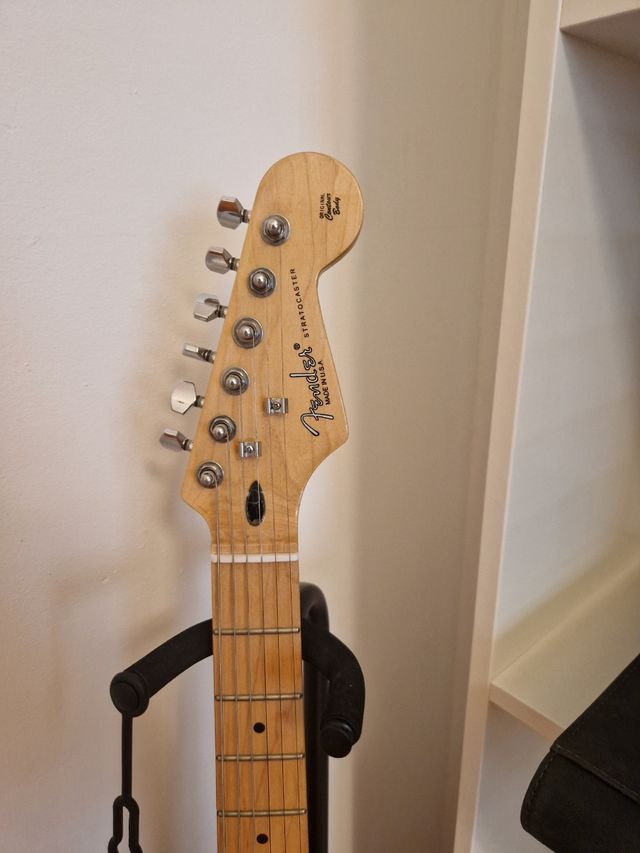 Guitarra Eléctrica tipo Fender Stratocaster roja