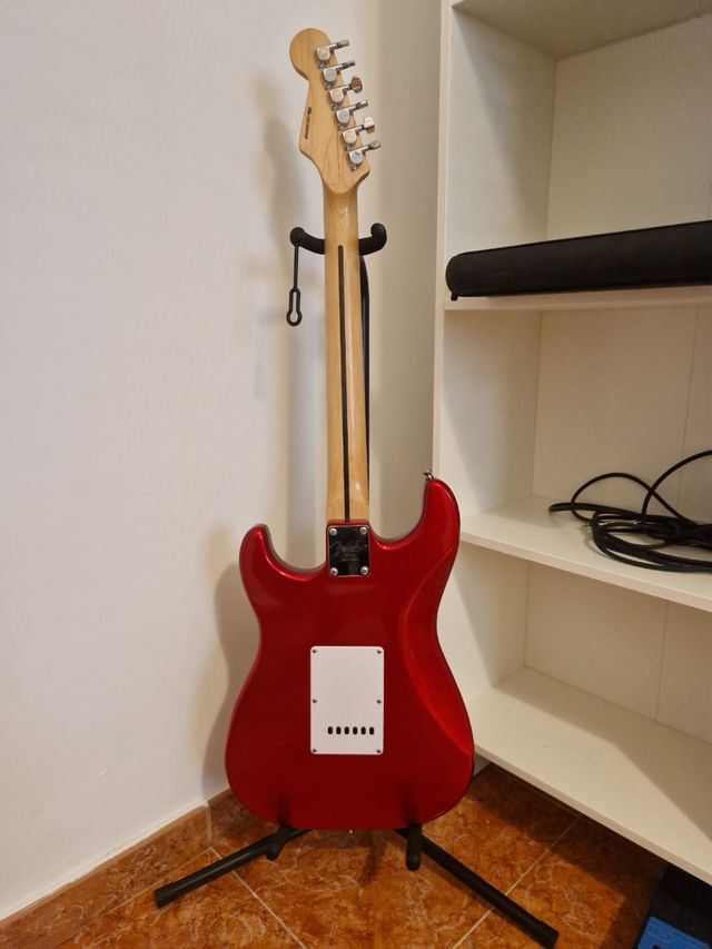 Guitarra Eléctrica tipo Fender Stratocaster roja